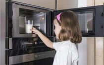 Можно ли греть детям еду в микроволновке: как принять решение?