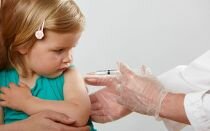 Какие прививки делают детям в 1 год: календарь вакцинации